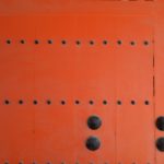 Mur percé de trous, idéal pour l'installation d'un panneau dibond sur mesure à Crissier.