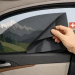Image papier craft d'une vitre de voiture et film solaire appliqué, évoquant sa légalité en Suisse. Style créatif.