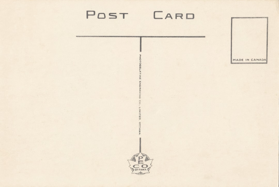 Carte postale vintage avec texte 'post card', source d'idées cartes de visite originales.