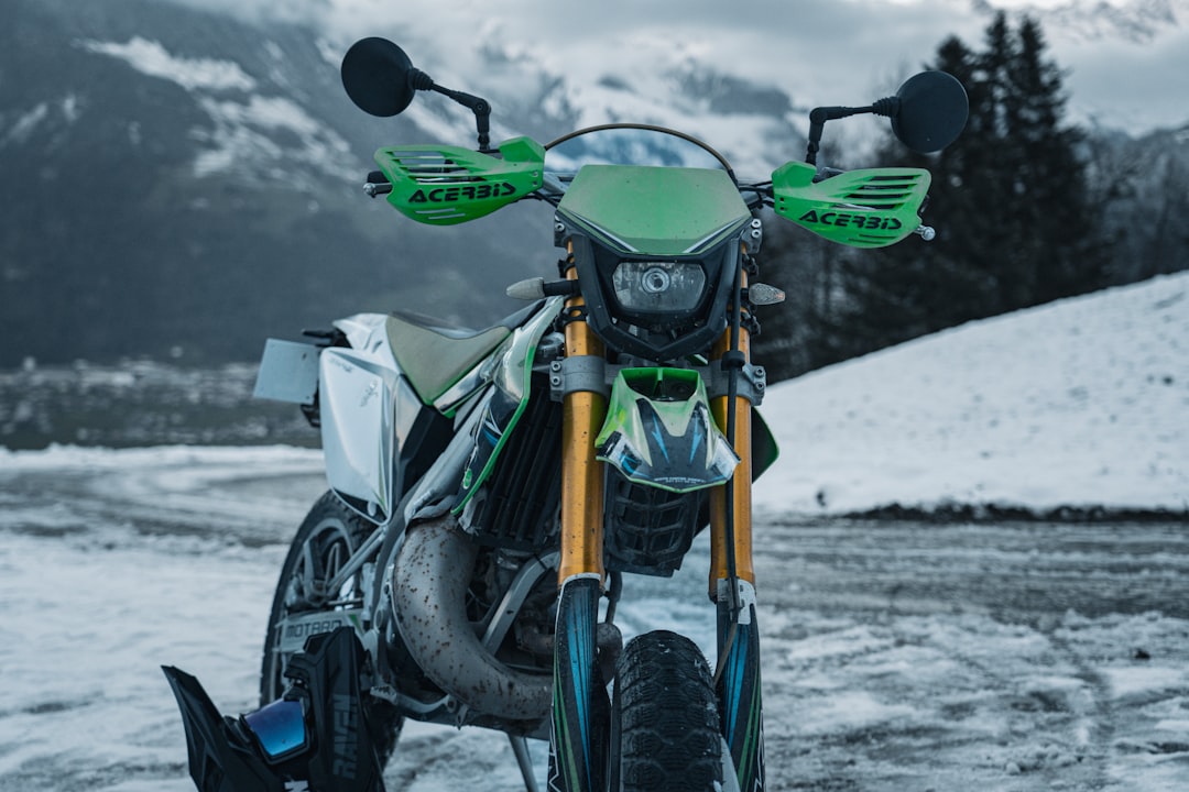"Une moto personnalisée suisse stationnée dans la neige avec des montagnes en arrière-plan, un exemple de covering moto."