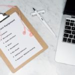 Carte blanche et marron sur MacBook Pro pour création checklist site web pour PME efficace