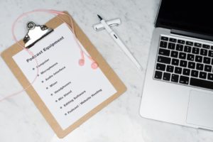 Carte blanche et marron sur MacBook Pro pour création checklist site web pour PME efficace