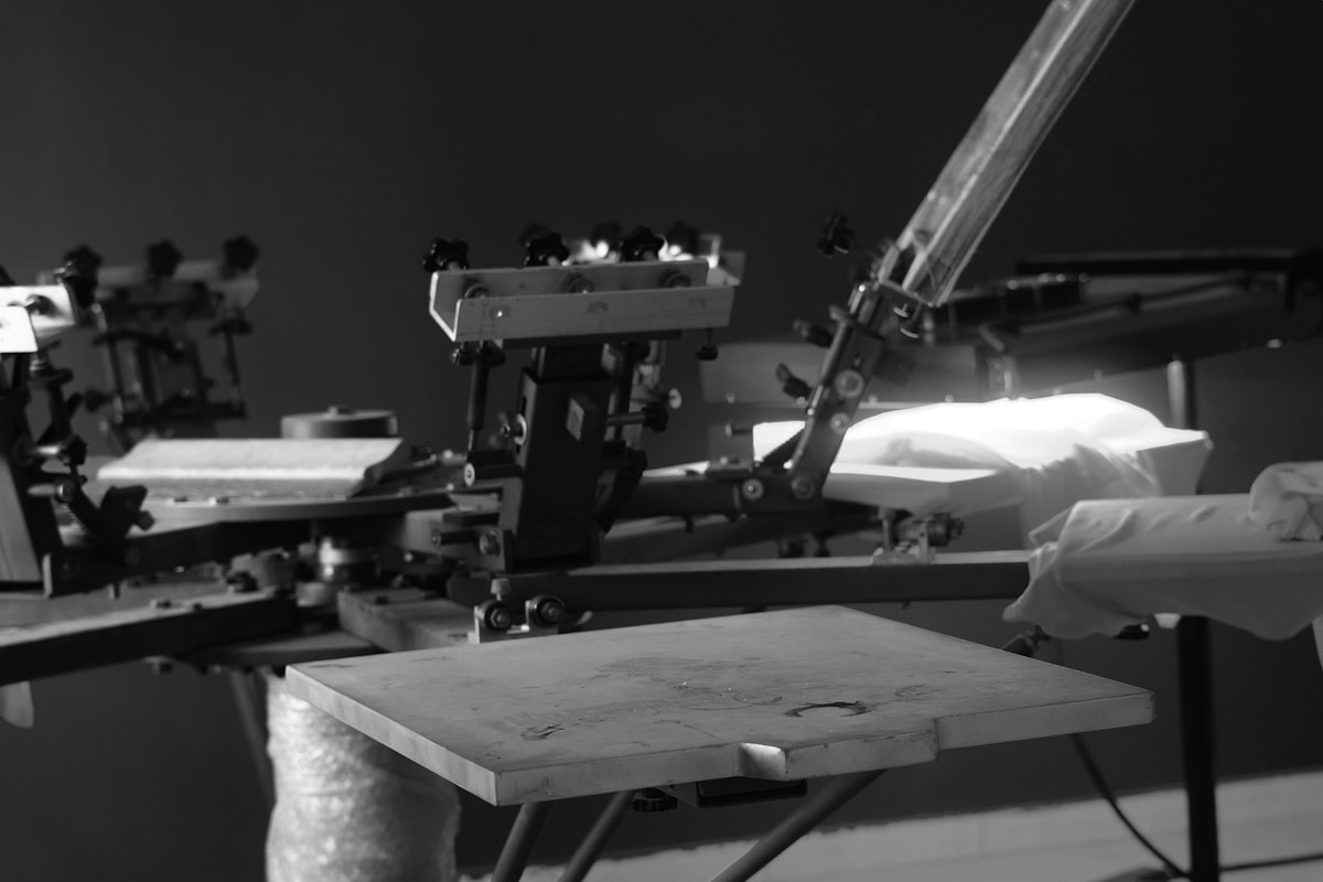 a black and white photo of a machine