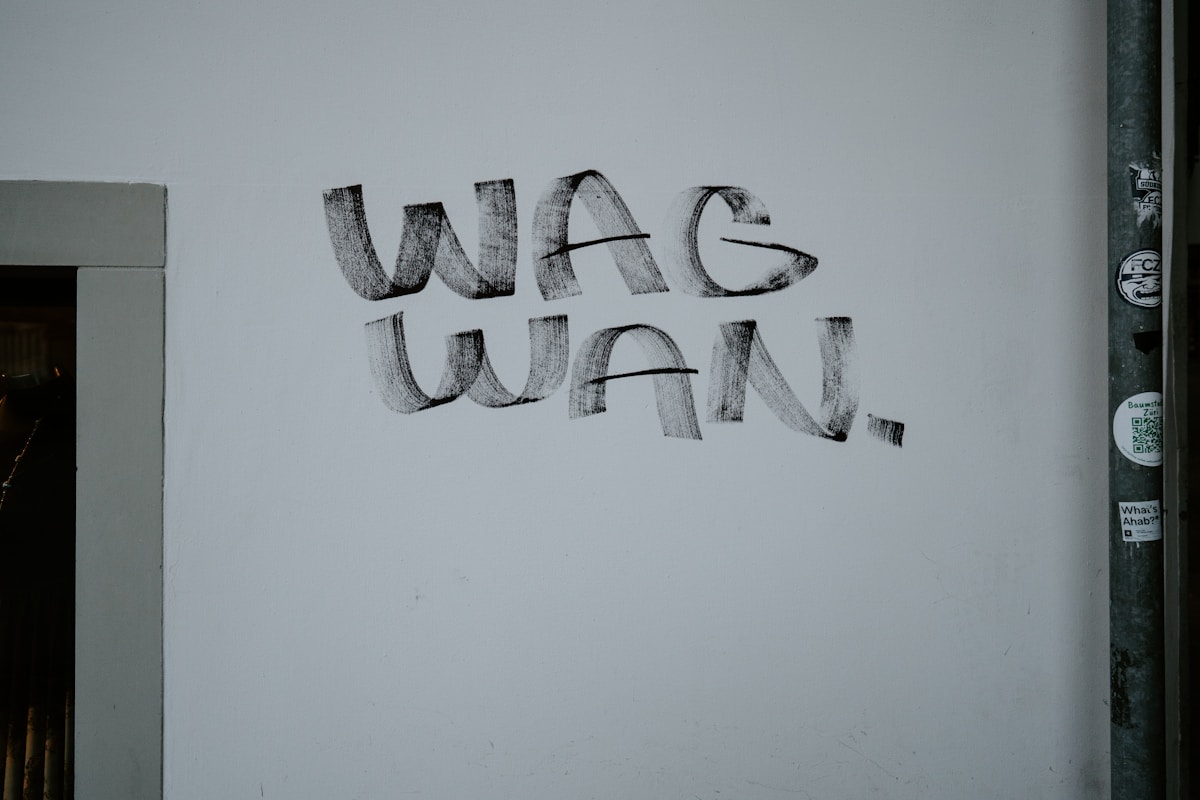 Texte manuscrit en noir et blanc "WAG WAN".
