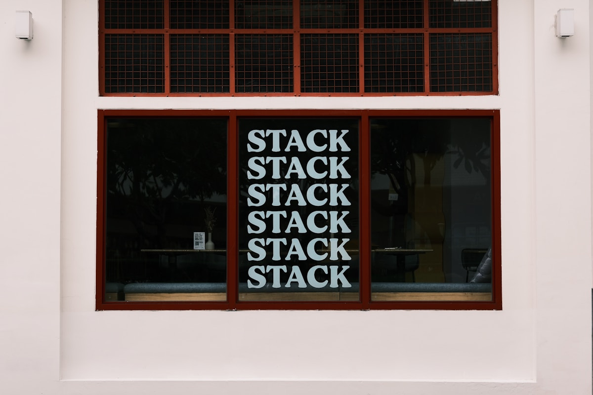 Fenêtre avec l'inscription répétée "STACK STACK STACK".