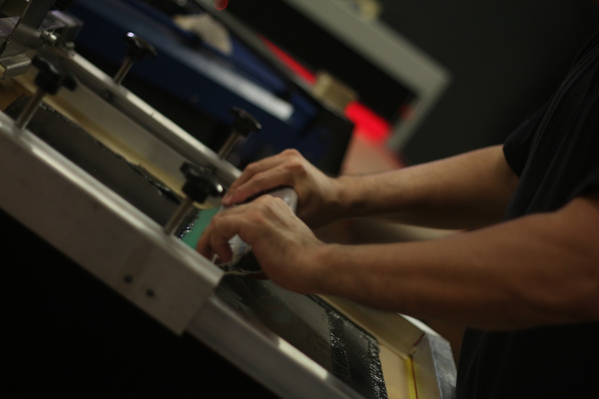 Mains travaillant sur un équipement électronique dans un environnement sombre.