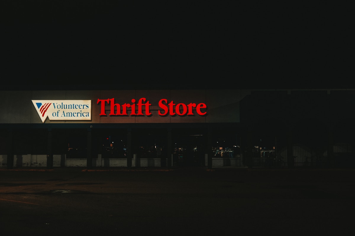 Enseigne lumineuse d'un magasin de vêtements d'occasion Volunteers of America.