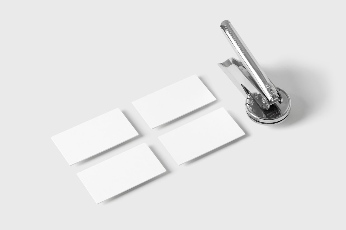 Cartes de visite blanches avec un taille-crayon métallique.