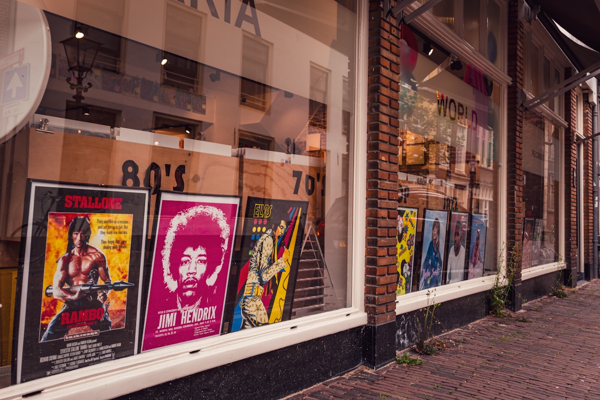 Affiches de films vintage dans une vitrine de magasin.