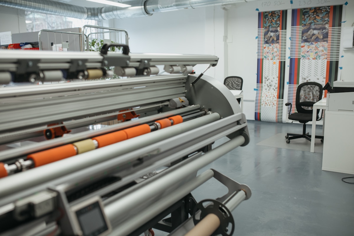 Équipement d'impression numérique industriel dans un atelier moderne.