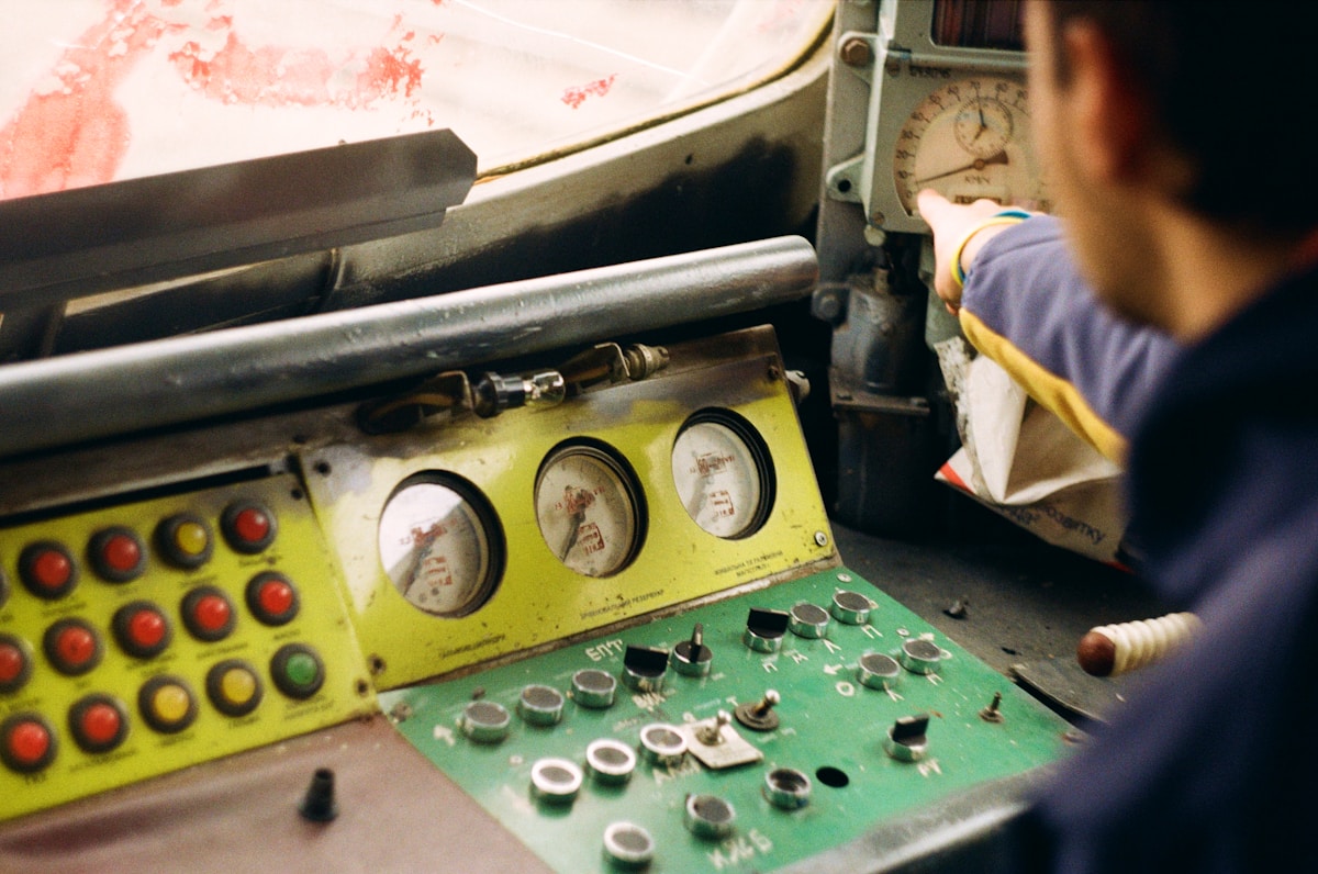 Tableau de bord de machine industrielle avec cadrans et boutons de commande.