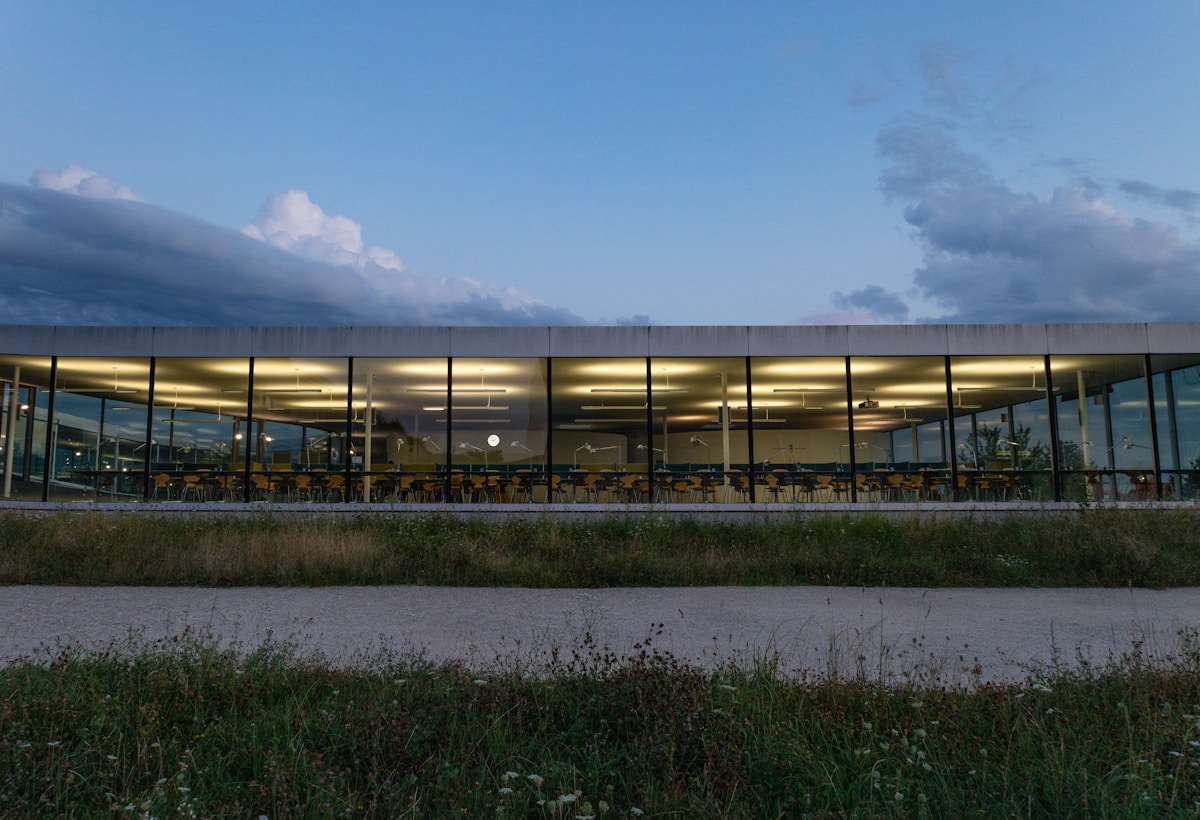 Bâtiment moderne avec terrasse et vue sur le paysage.