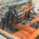 "Eau de pluie sur pare-brise de voiture avec entretien régulier des vitres teintées."