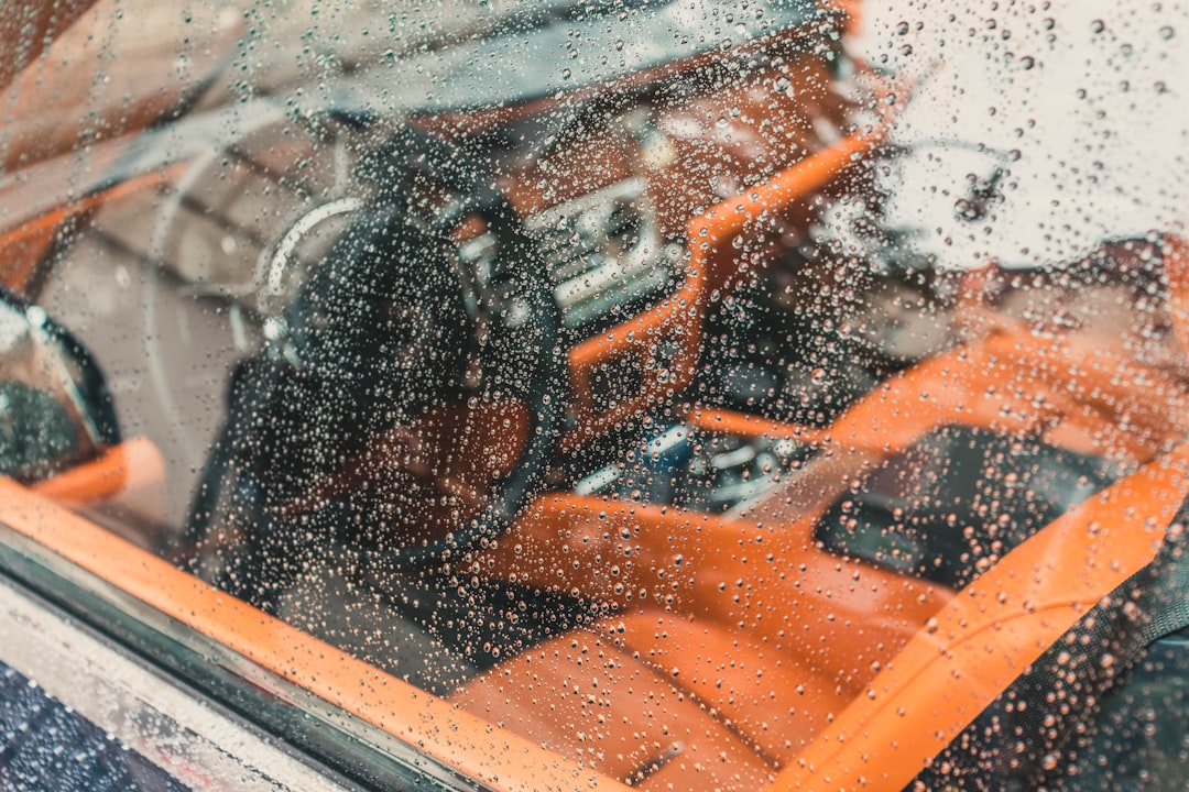 "Eau de pluie sur pare-brise de voiture avec entretien régulier des vitres teintées."