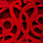 "Motif abstrait rouge original pour flocage vêtements événementiel, lignes tourbillonnantes complexes."