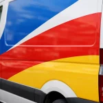 Marquage véhicule entreprise coloré et personnalisé pour une identité de marque forte