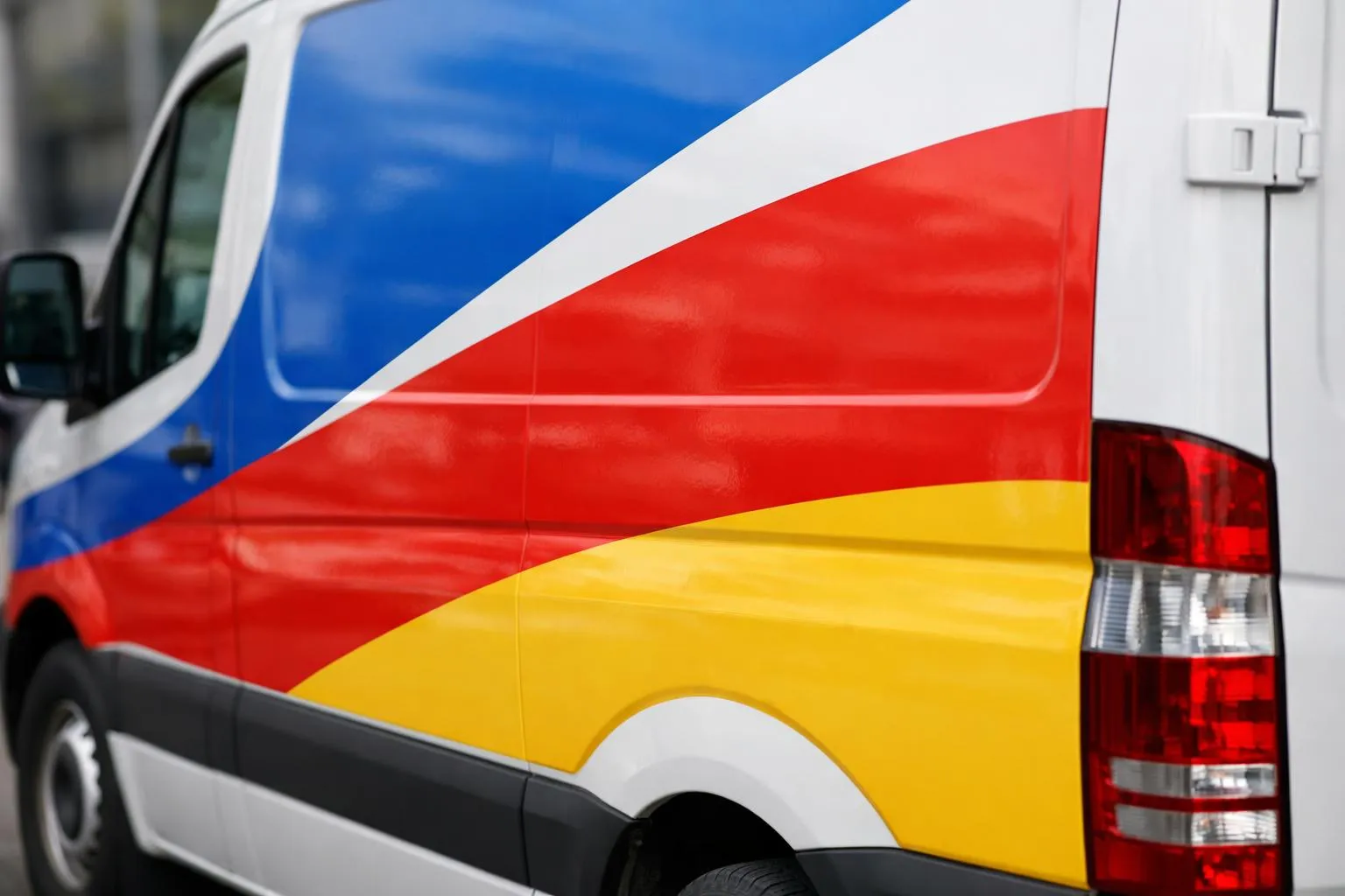 Marquage véhicule entreprise coloré et personnalisé pour une identité de marque forte