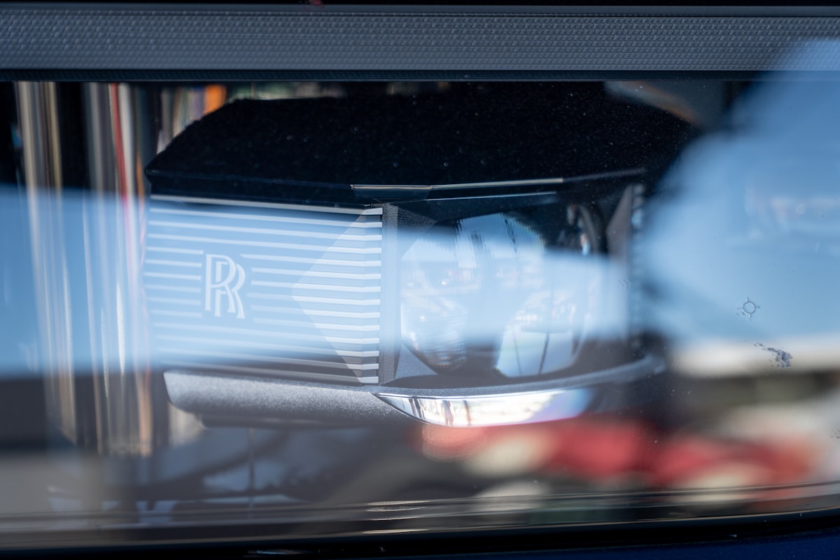 Phare de voiture de luxe avec logo Rolls-Royce.