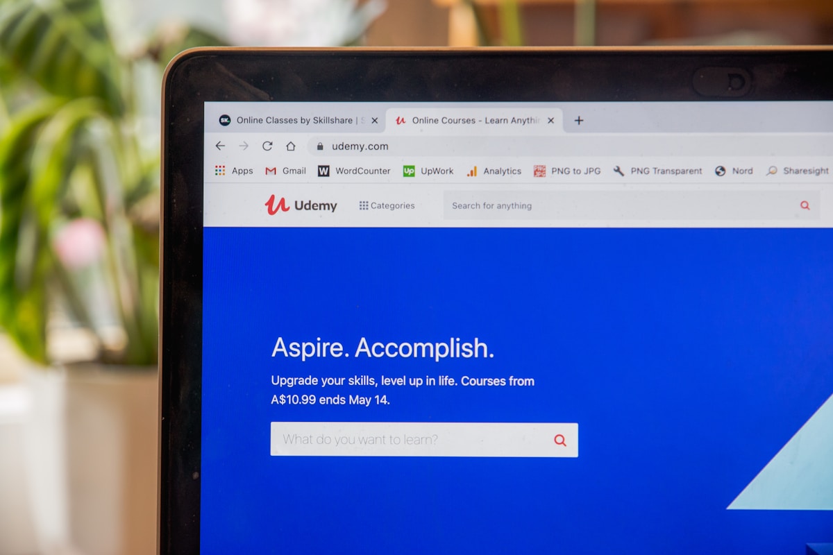 Écran d'ordinateur affichant le site web Udemy avec une offre de cours en ligne.
