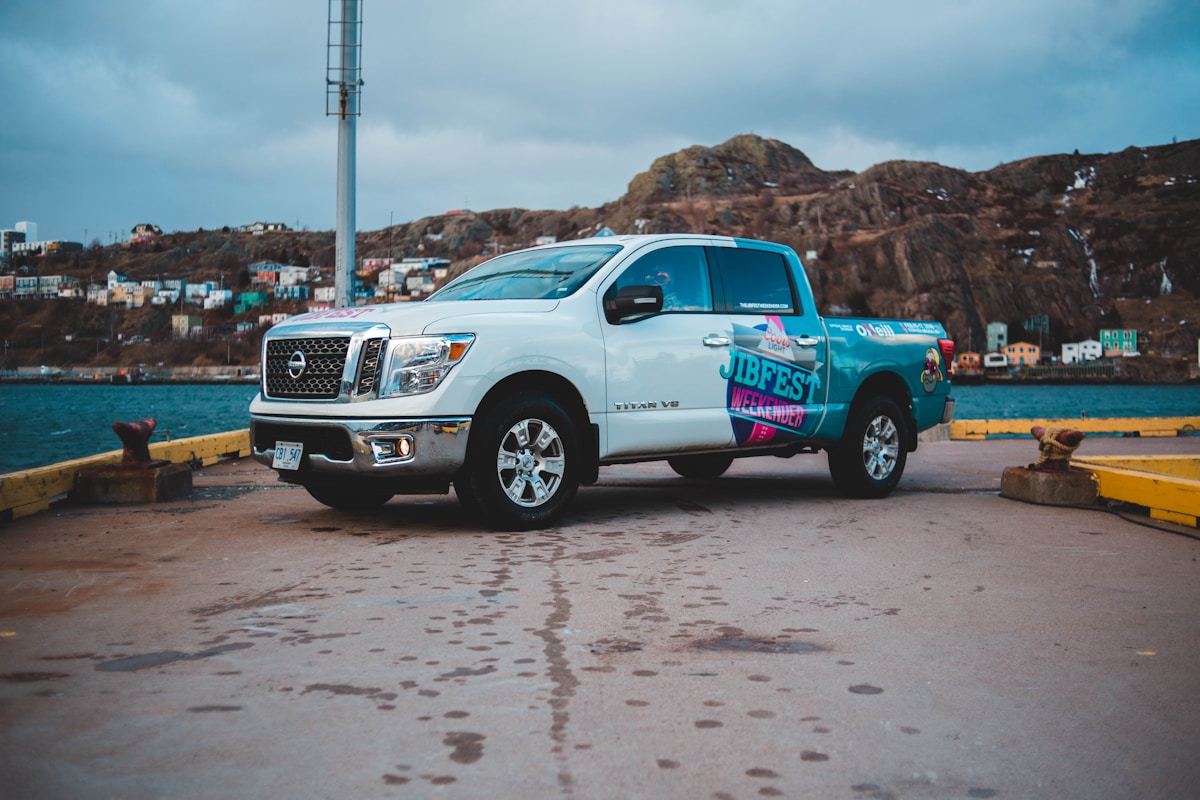 Camionnette Nissan Titan blanche avec graphiques colorés sur le côté.