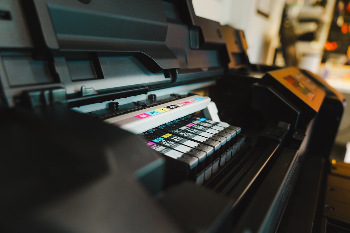 Imprimante multifonction avec cartouches d'encre colorées.
