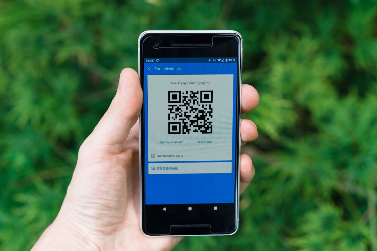 Smartphone affichant un code QR pour un paiement mobile Alipay.