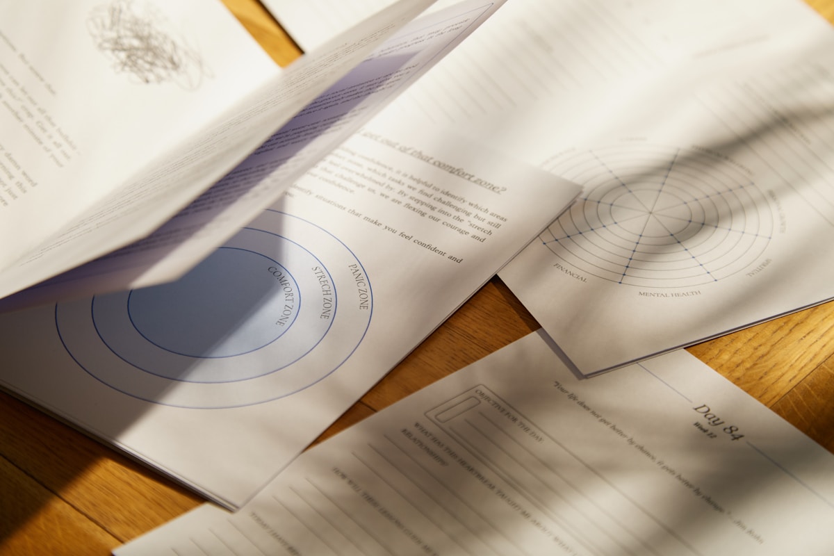 Documents et graphiques sur un bureau en bois.
