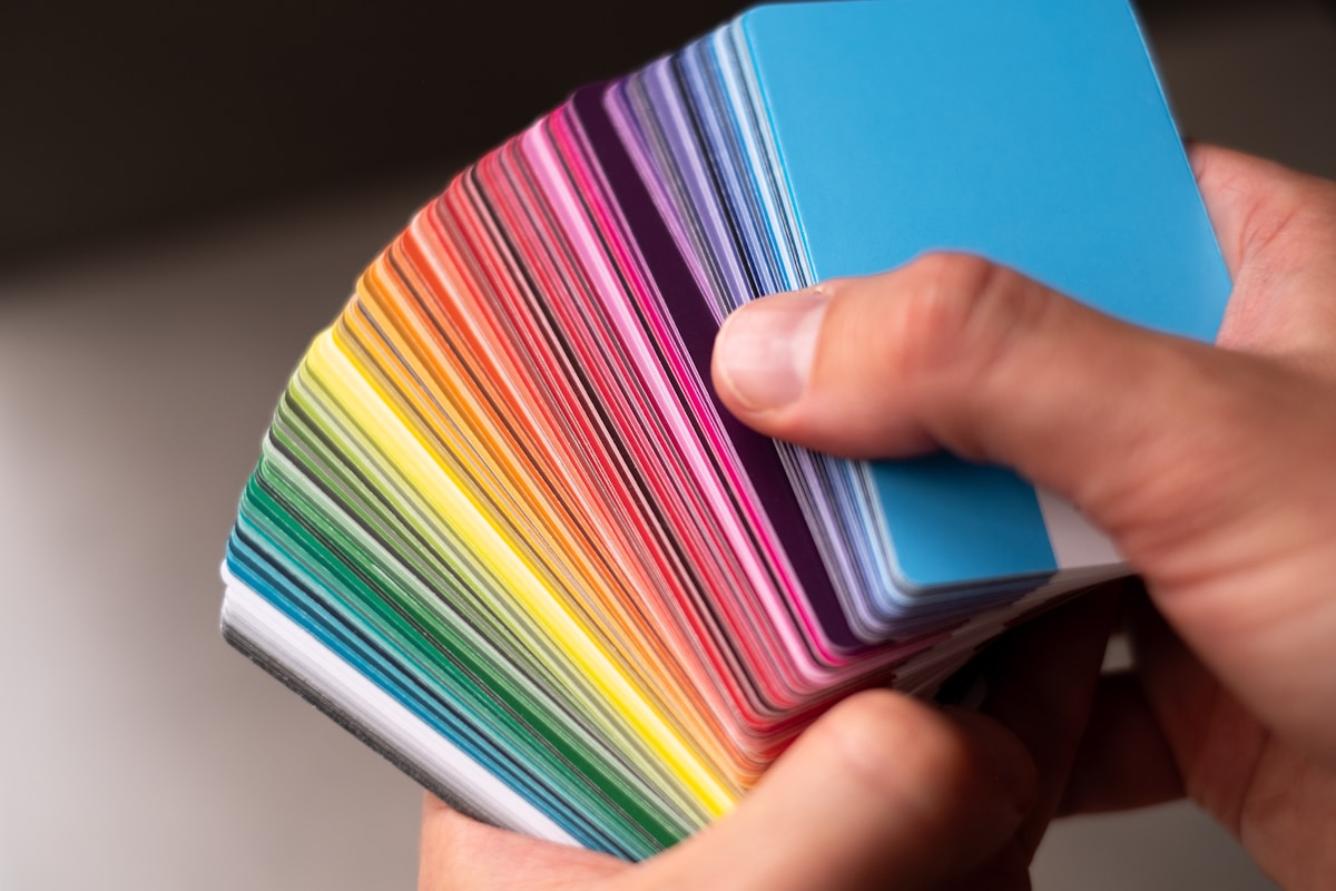 Éventail de couleurs vives et variées sur des cartes.