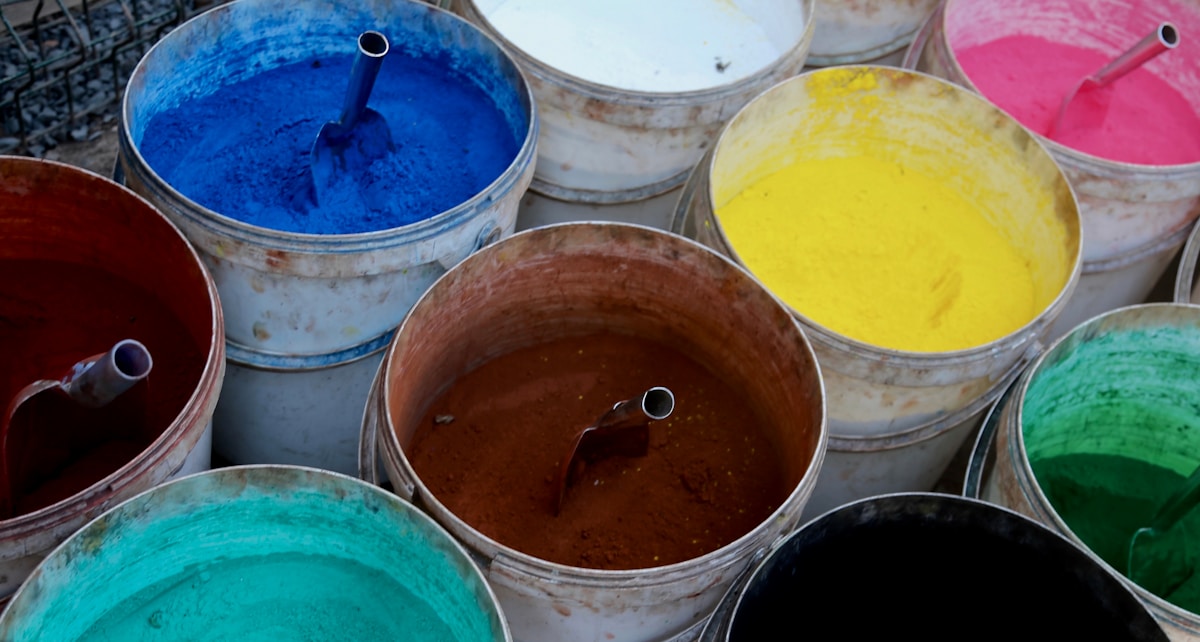 Pots de peinture colorés dans des tonalités variées.