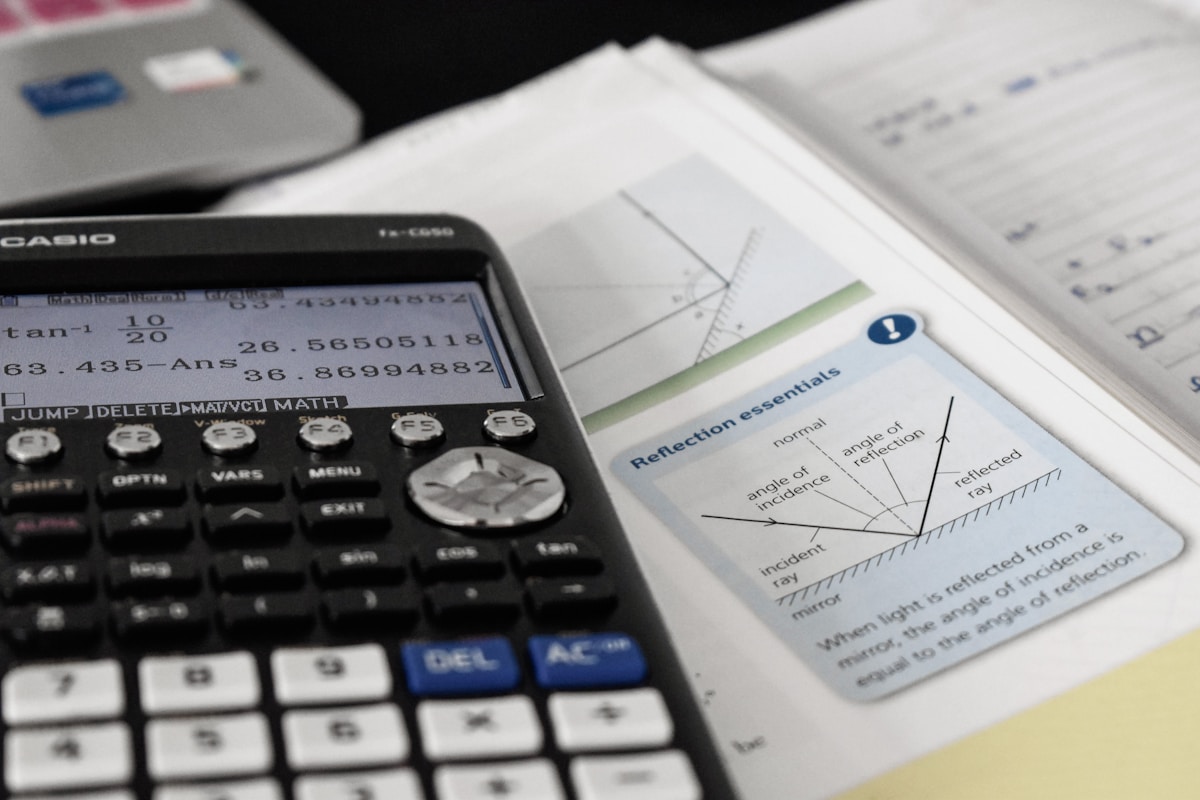 Calculatrice Casio, documents et graphique de réflexion essentiels.