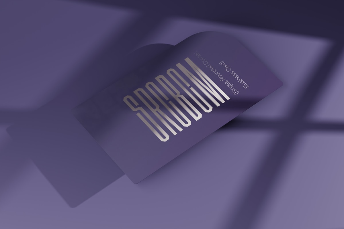 Carte de visite avec le texte "SHADOW" en gros caractères.