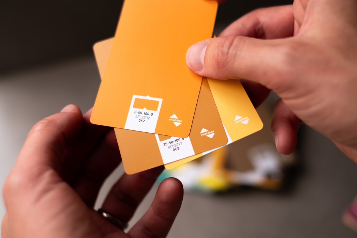 Cartes de crédit orange avec numéros et codes-barres.