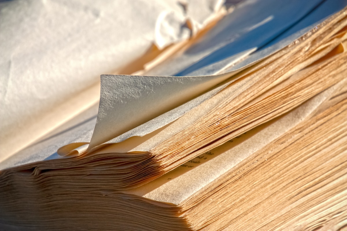 Livre ouvert avec des pages dorées et texturées.