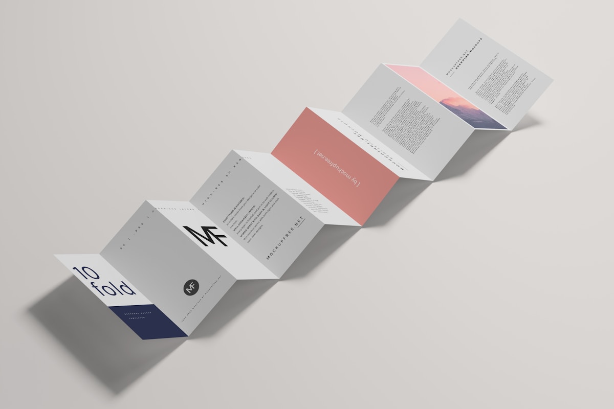 Brochure pliée en accordéon avec différents éléments graphiques et textuels.