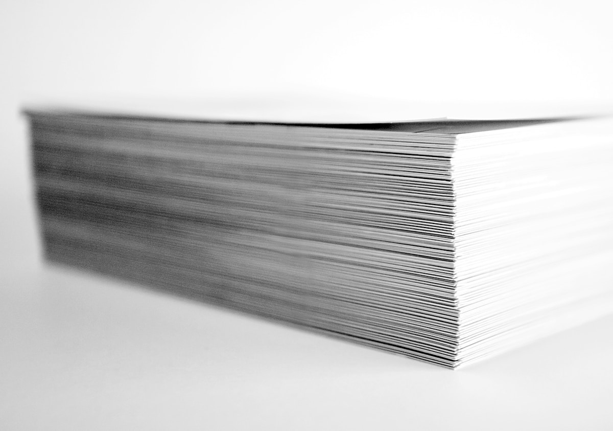Pile de pages imprimées en noir et blanc.