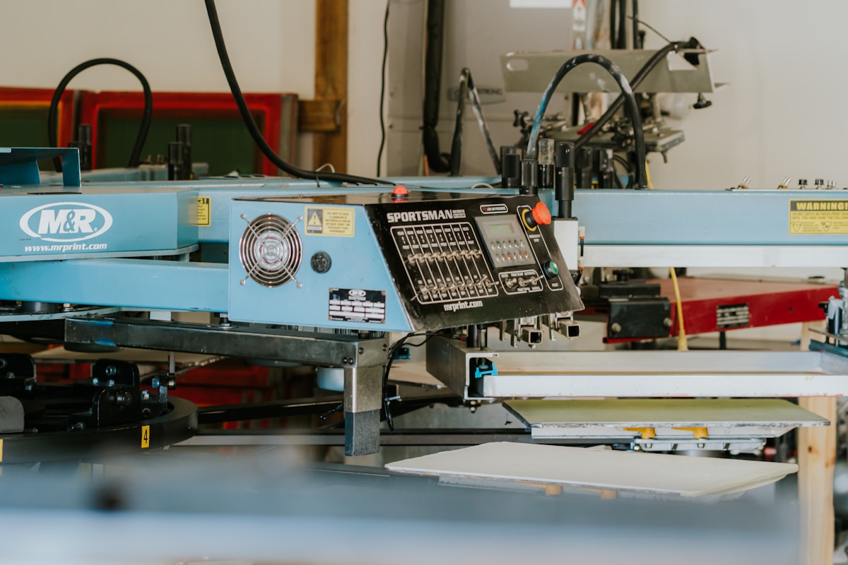 Machine d'impression numérique industrielle avec panneau de contrôle.