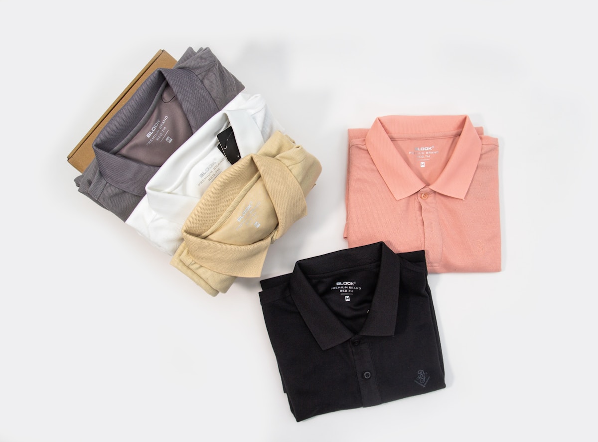 Vêtements pliés et emballés, comprenant des chemises de couleurs variées.