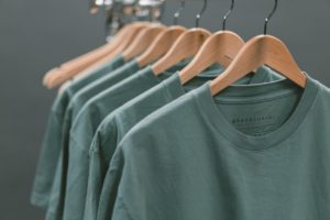 "Chemises bleues en flocage durable, qualité supérieur pour le meilleur vêtement personnalisé" revised to "Chemises ble