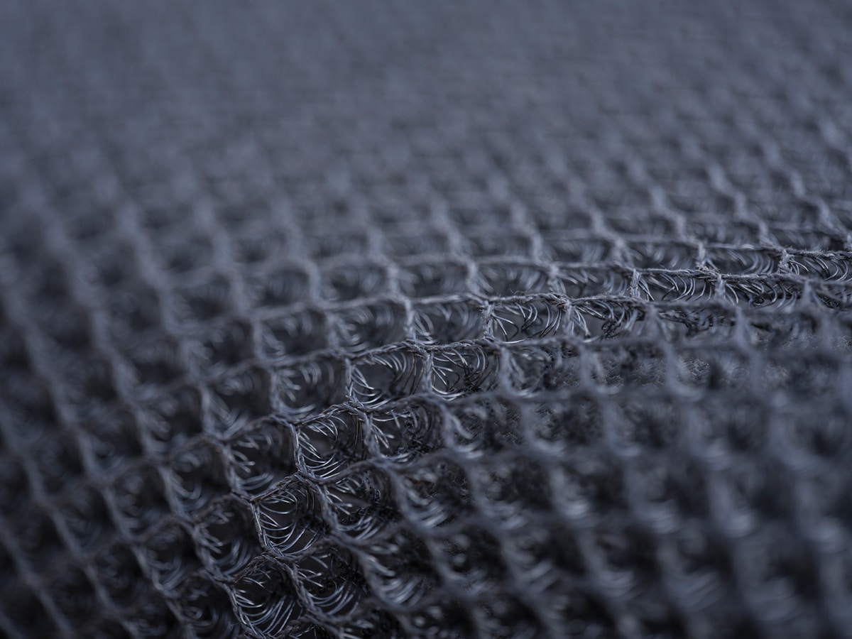 Texture de fourrure grise sombre avec des motifs en relief.