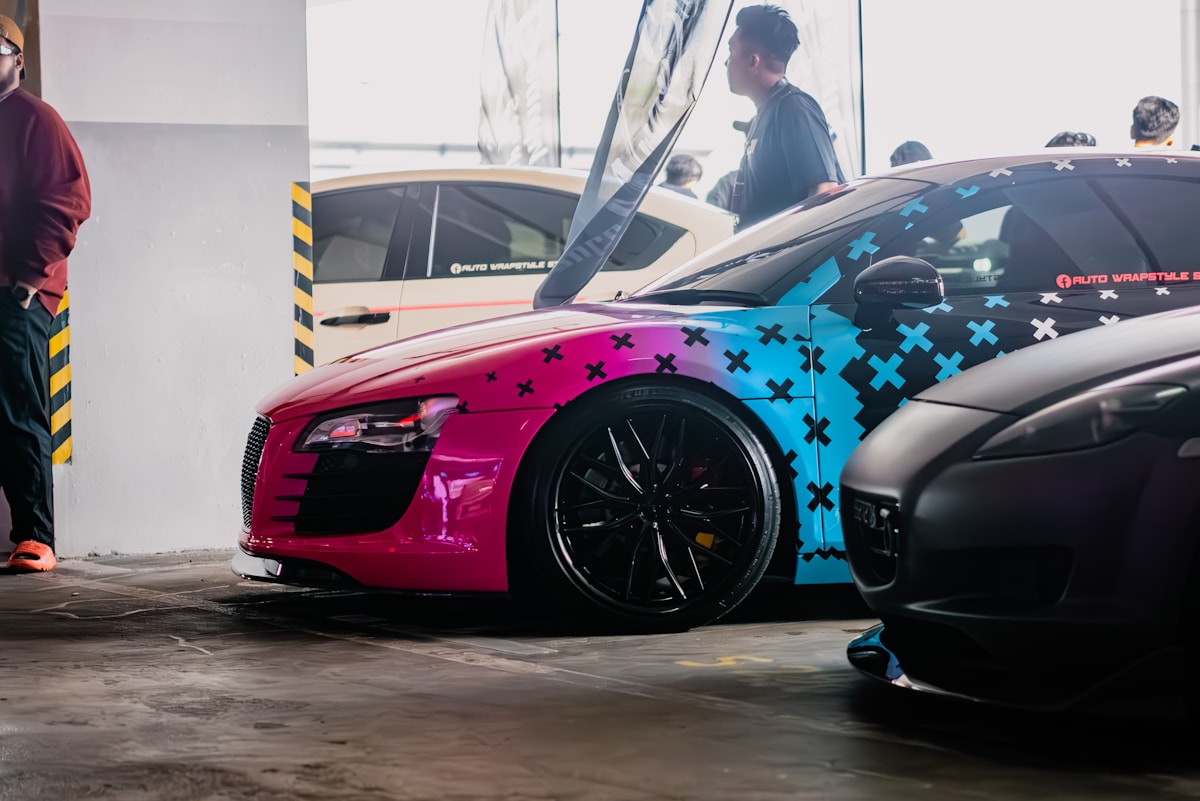 Voiture de sport customisée avec motif géométrique coloré.