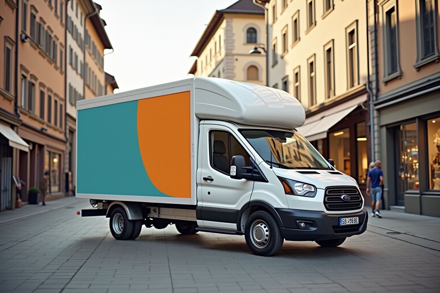 Camion de livraison blanc avec remorque colorée dans une rue européenne.