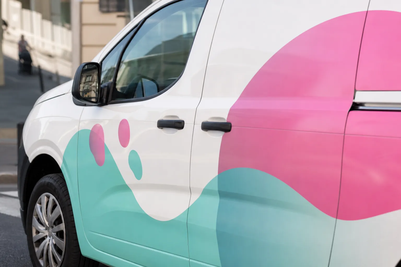 Voiture blanche et rose décorée de motifs de pattes.