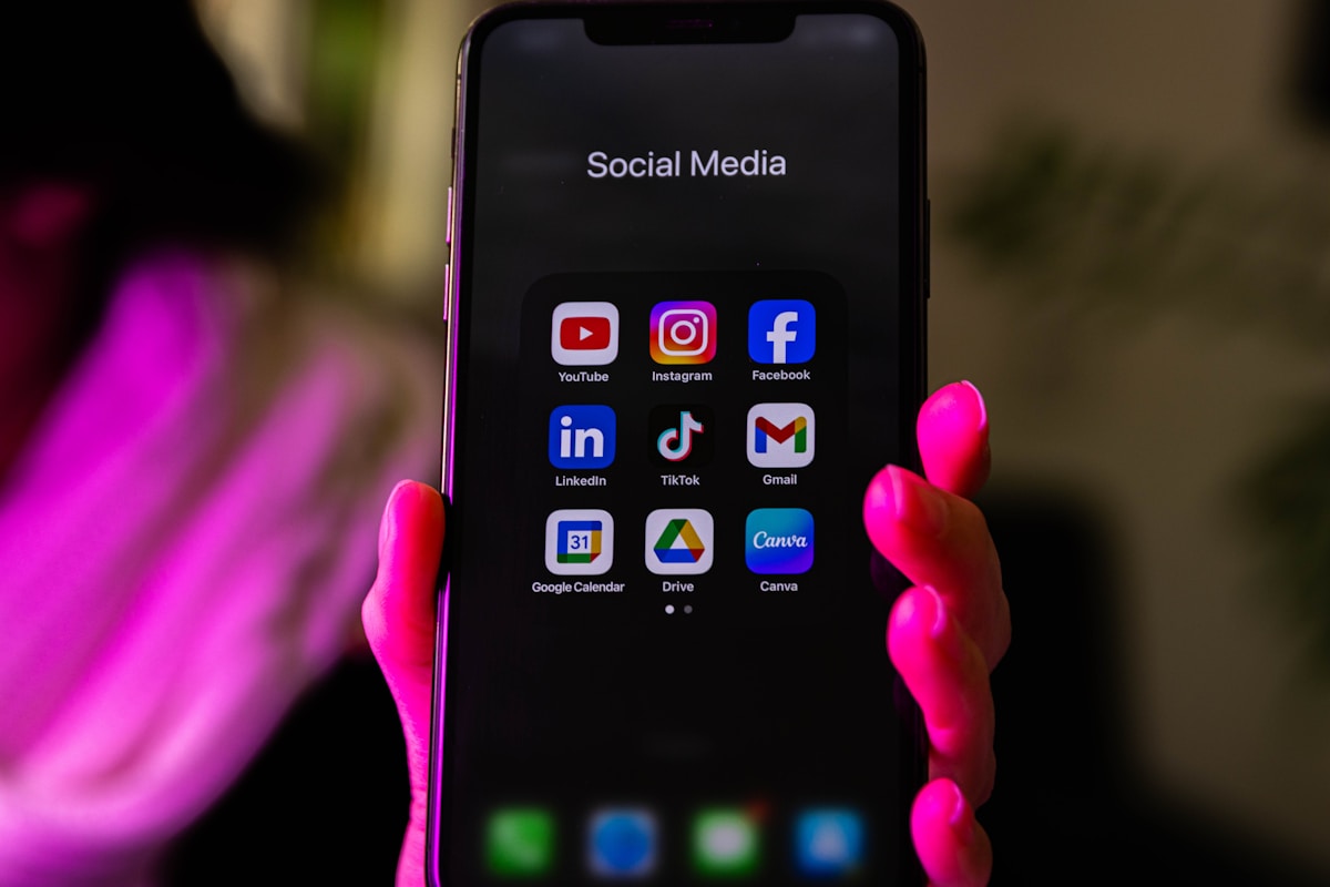 Écran de smartphone affichant les icônes des principales applications de médias sociaux.