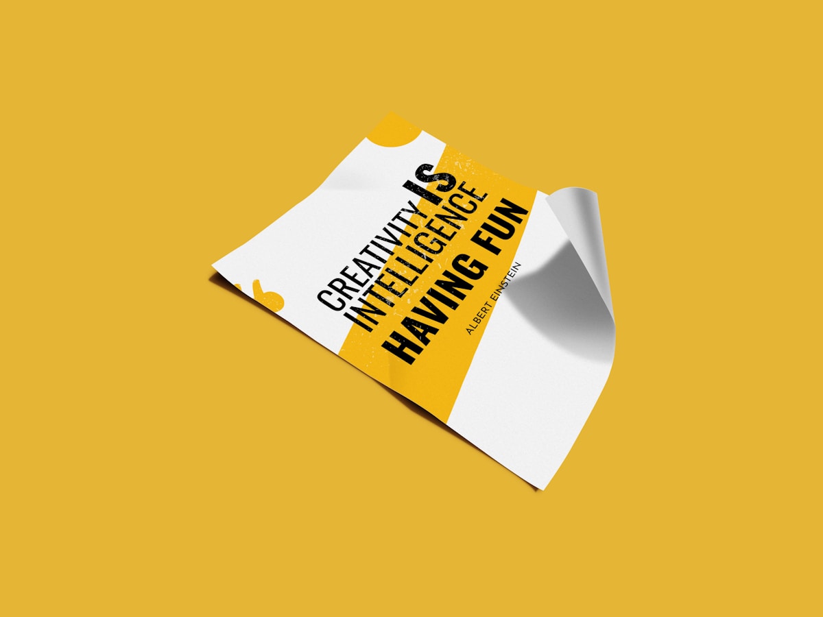 Flyer jaune avec texte "Créativité intelligente Avoir du fun".