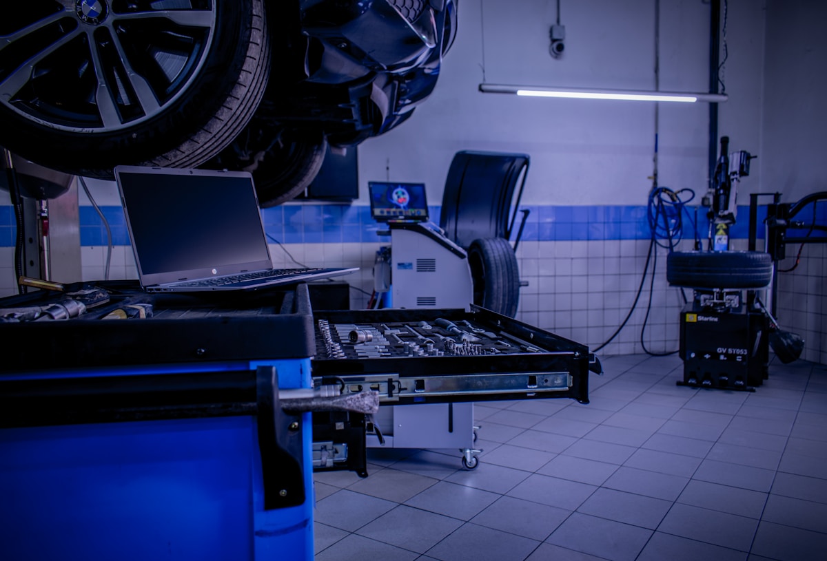 Atelier de réparation automobile avec équipement technologique.