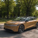 Voiture électrique aux panneaux bambou PET, garée dans un parc verdoyant, symbolisant l’éco-construction automobile.