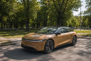 Voiture électrique aux panneaux bambou PET, garée dans un parc verdoyant, symbolisant l’éco-construction automobile.