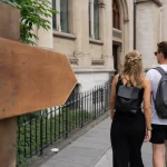 Signalétique temporaire en bois à Lausanne guidant les visiteurs d'un festival de musique.