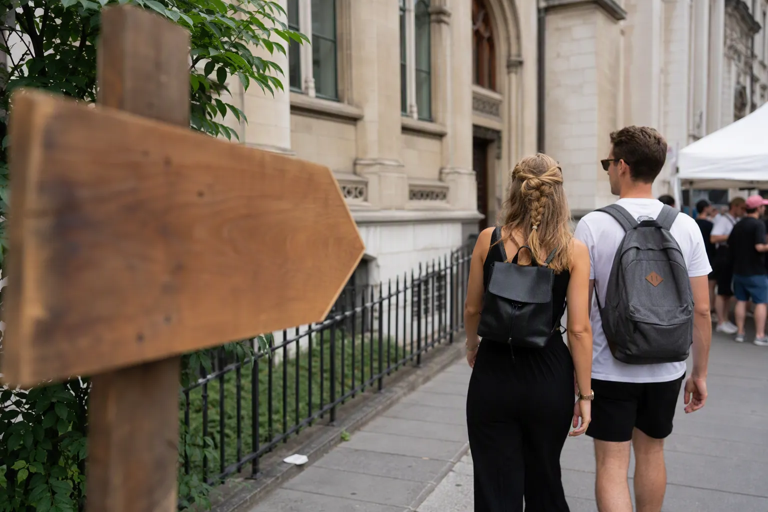Signalétique temporaire en bois à Lausanne guidant les visiteurs d'un festival de musique.
