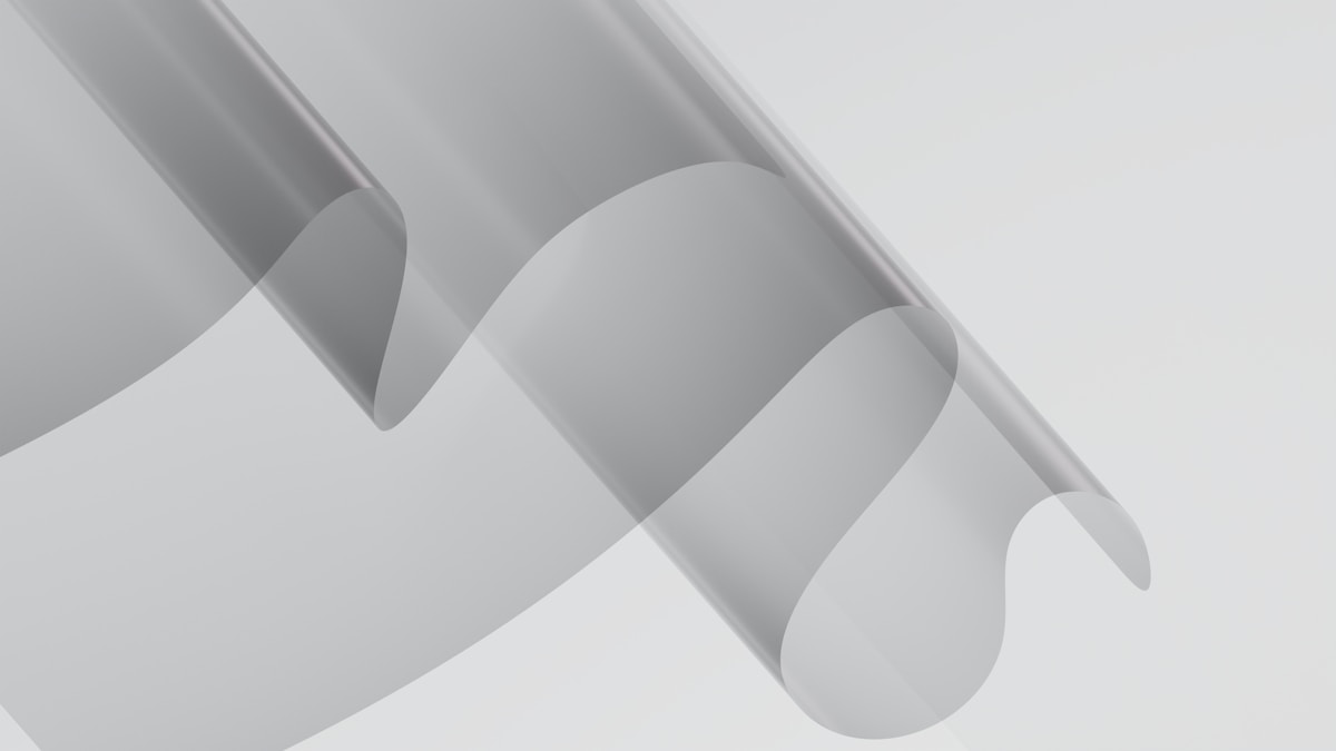 Formes géométriques abstraites en gris et blanc.